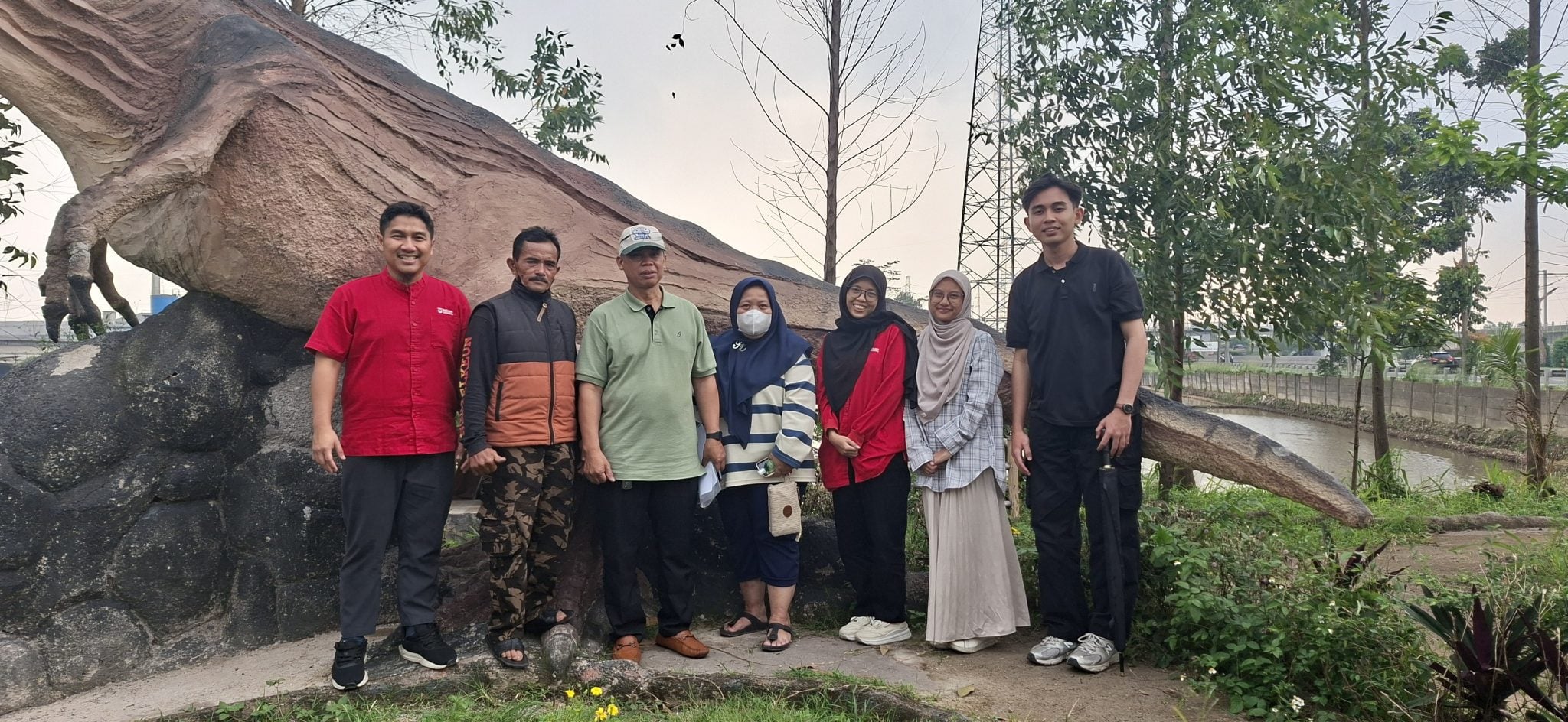 Magister Teknik Industri Telkom University Hadirkan PJU Berbasis Energi Surya dan Charging Point di Taman Asri Desa Sukapura